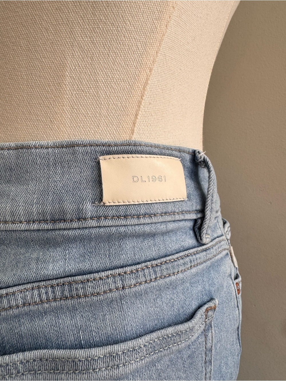 DL1961 Mara Straight Mid Rise Instasculpt Ankle Jeans | Fountain Wash | Size 26 - Picture 9 of 14